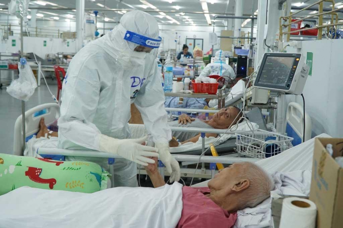 Điều trị bệnh nhân COVID-19 tại Bệnh viện dã chiến số 14