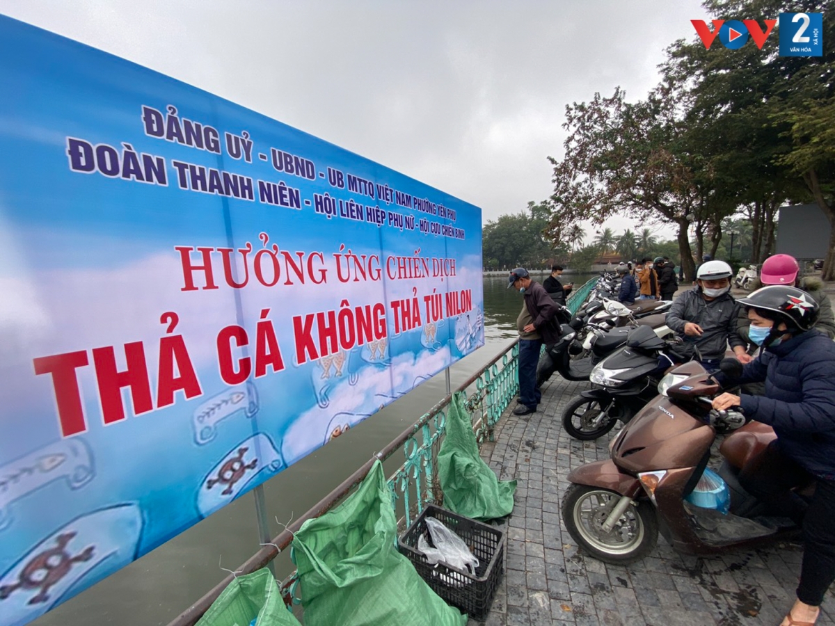 Một điểm thả cá taị Hồ Tây với thông điệp “Hưởng ứng chiến dịch thả cá không thả túi nilon”.