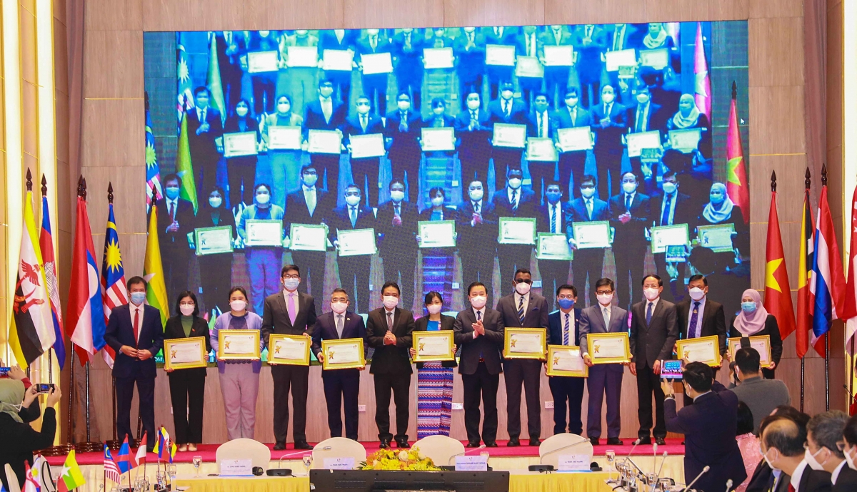 Trao thư mời tham dự SEA Games cho đại diện 10 Đại sứ quán các quốc gia Đông Nam Á.