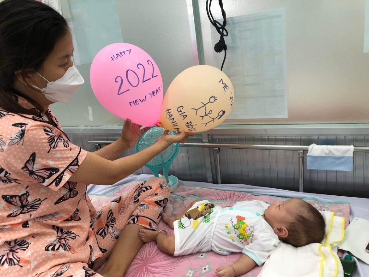 Có 60 phụ huynh chăm sóc cho trẻ mắc COVID-19 (hầu hết đều là F0) (Ảnh H.L)
