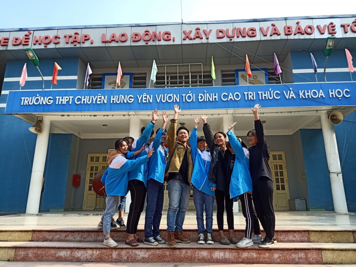Đồng Ngọc Hà cùng các bạn học sinh THPT Chuyên Hưng Yên