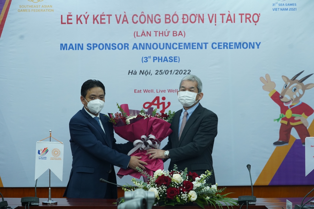Ông Hoàng Đạo Cương – Phó trưởng ban thường trực BTC SEA Games 31, Thứ trưởng Bộ Văn hoá - Thể thao và Du lịch tặng hoa ông Keiji Kaneko, Tổng Giám đốc Ajinomoto Việt Nam 