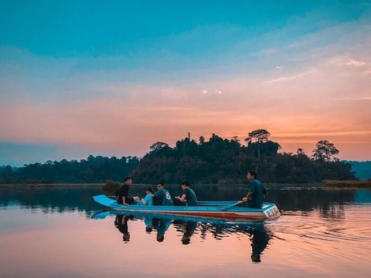 Đi thuyền và ngắm hoàng hôn trên hồ Bàu Sấu cũng là một gợi ý thú vị khi tham quan Vườn Quốc gia Cát Tiên
