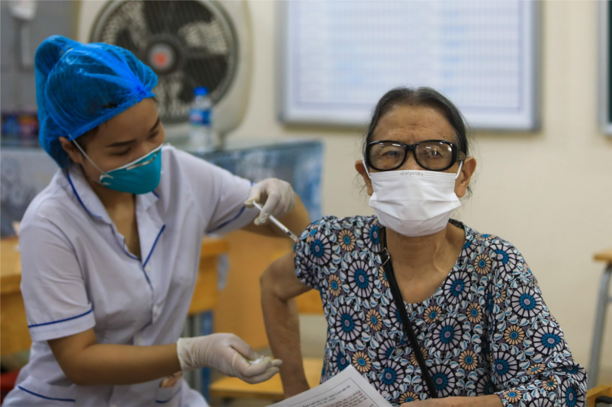 Người cao tuổi là đối tượng xem xét tiêm mũi 4 vaccine Covid-19