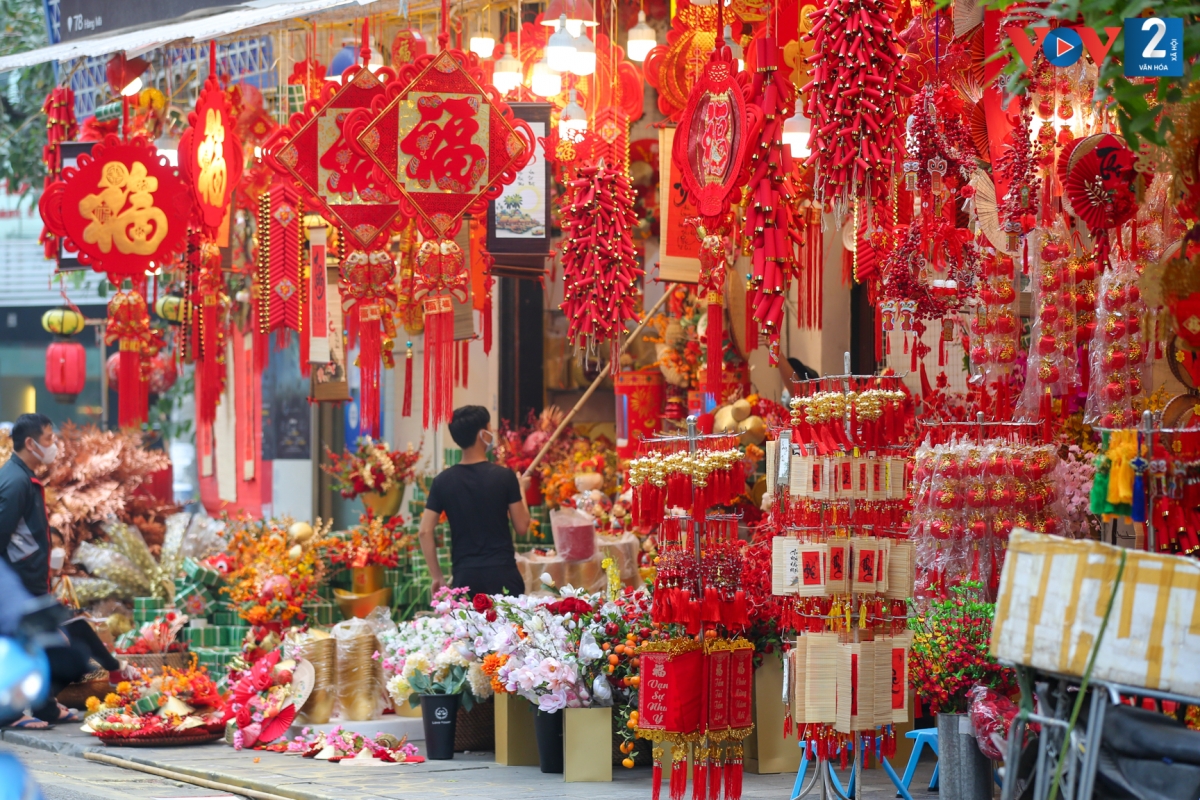 Chỉ còn khoảng hơn 10 ngày nữa là đến Tết Nguyên đán Nhâm Dần, những ngày này tại phố Hàng Mã (Hoàn Kiếm, Hà Nội) đã ngập tràn sắc đỏ của đèn lồng, bao lì xì…, tạo nên bầu không khí ấm cúng của Tết đến xuân về.