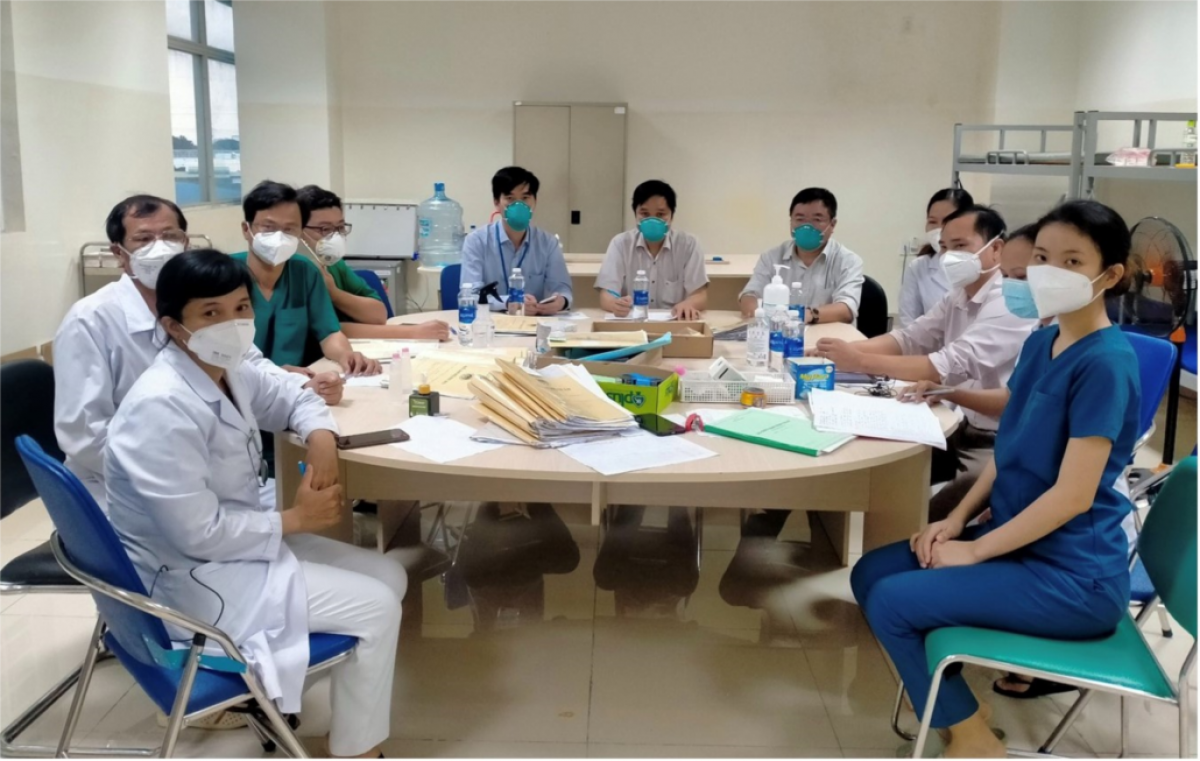Các bác sỹ hồi Hồi sức của BV Nhân Dân Gia Định đến BV quận 12 tiếp nhận bệnh nhân nặng chuyển về điều trị tại BV dã chiến 3 tầng số 16