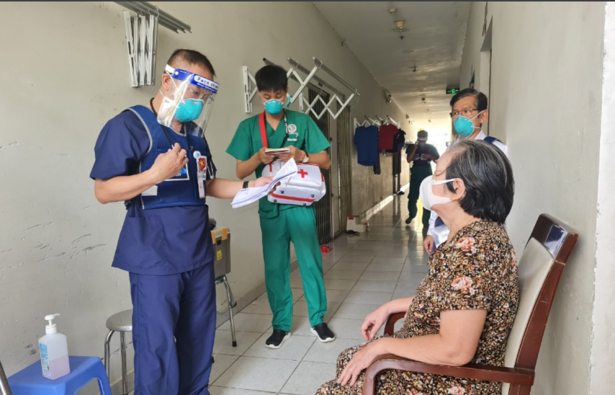 Chăm sóc người lớn tuổi, bệnh nền, khó khăn đi lại tại TP Thủ Đức