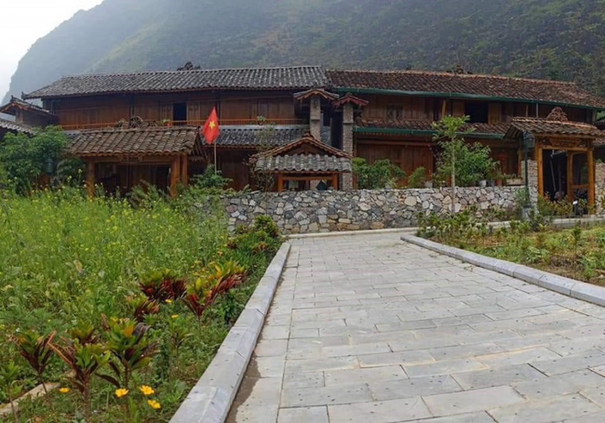 Mỗi homestay được bố trí xây dựng trên diện tích khoảng 300m2, có hàng rào bằng đá xếp xung quanh.