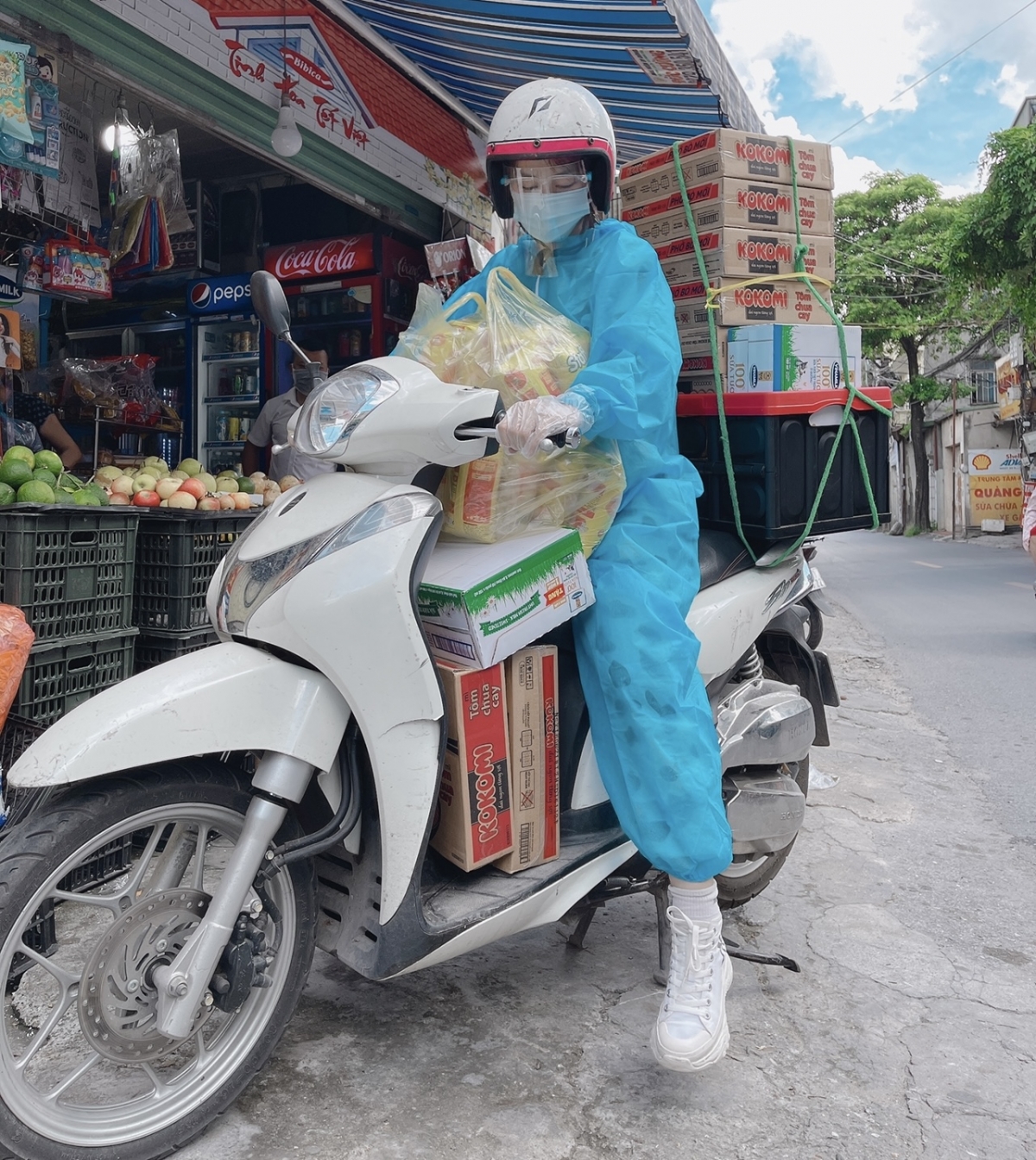 Không chỉ giúp người vô gia cư, đợt dịch Covid-19 vừa qua, Lê Bống cũng có những hoạt động quyên góp, ủng hộ cho công tác phòng dịch