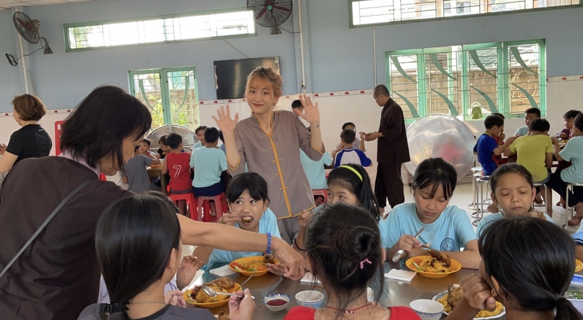 Dù việc sao làm từ thiện thời gian gần đây dính nhiều thị phi, nhưng từ sâu trong lòng mình, Lê Bống tâm niệm làm từ thiện luôn xuất phát từ tình yêu thương: "Trong bối cảnh dịch bệnh, nhiều người mất việc làm, không có đồ ăn, em may mắn hơn mọi người vì vẫn được đi làm, có thu nhập. Em và gia đình em đều mạnh khỏe. Em muốn san sẻ may mắn đó đến cho mọi người".