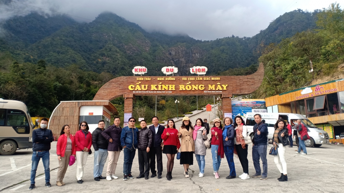 Khu du lịch Cầu kính Rồng Mây là điểm đến lý tưởng được đông đảo du khách lựa chọn.