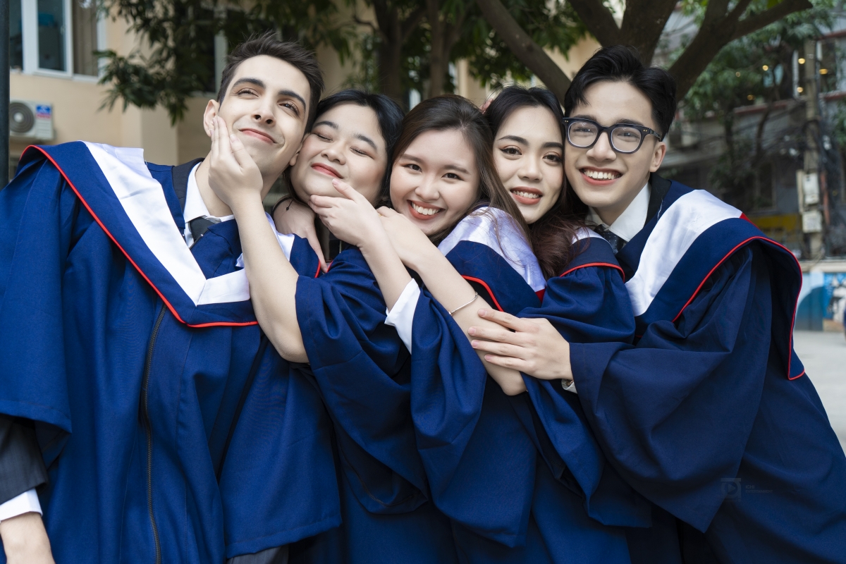 Rufino và bạn bè tại Học viện Ngoại giao