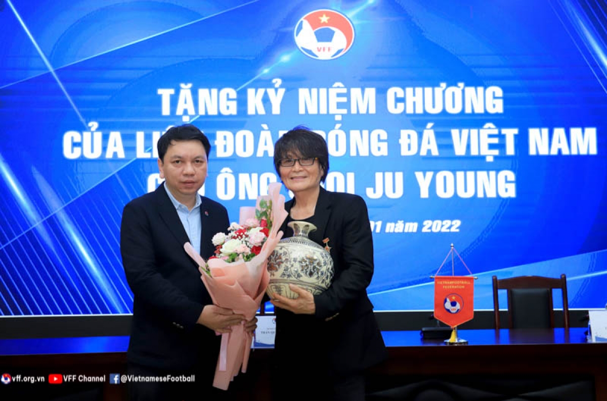 Tổng thư ký LĐBĐVN Lê Hoài Anh tặng hoa và quà cảm ơn bác sỹ Choi Ju-young