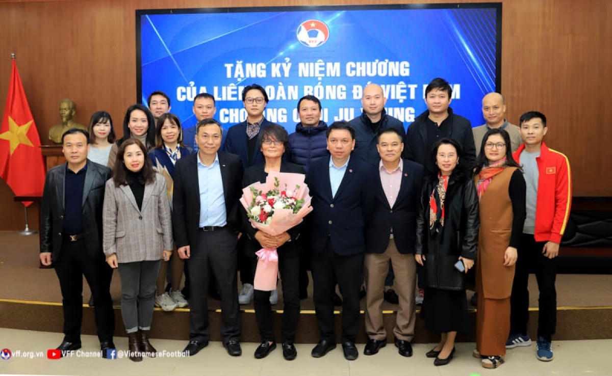 Bác sỹ Choi Ju-young chụp ảnh lưu niệm cùng lãnh đạo và cán bộ cơ quan LĐBĐVN