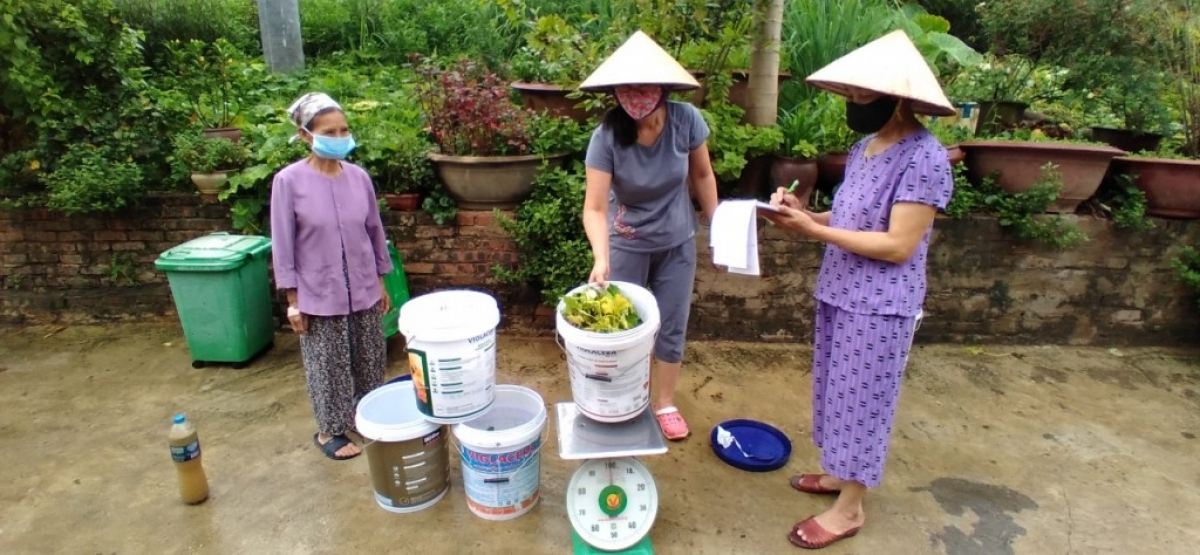Người dân Đông Anh tự phân loại cũng như tính trọng lượng rác xả thải hằng ngày