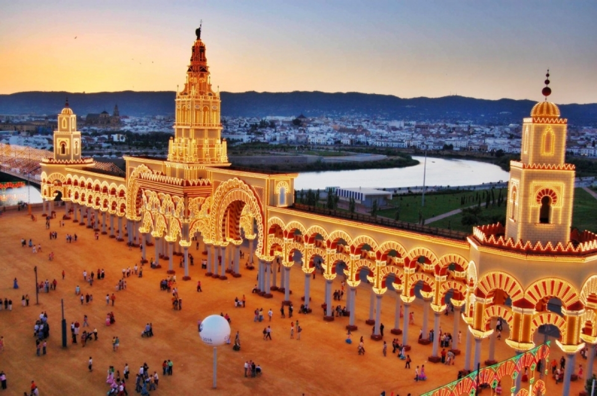 Nhà thờ Hồi giáo (Mezquiti) là công trình kiến trúc nổi tiếng nhất của Cordoba, mang kiến trúc tôn giáo của Bồ Đào Nha và Tây Ban Nha được xây dựng vào khoảng thế kỷ 8-10.