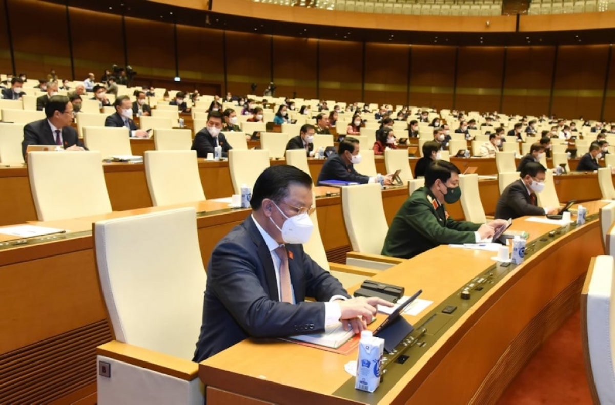 Đại biểu Quốc hội ấn nút thông qua Nghị quyết về chính sách tài khoá, tiền tệ để hỗ trợ chương trình phục hồi và phát triển kinh tế chiều 11/1. (Ảnh: Hoàng Phong)