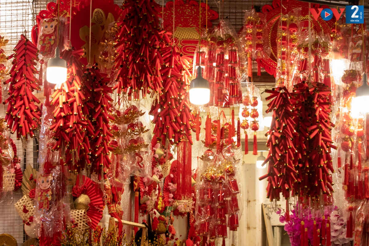 Không khí phố Hàng Mã trở nên ấm cúng hơn nhờ đèn lồng, câu đối đỏ, bánh chưng xanh... Những mặt hàng trang trí Tết với màu đỏ chủ đạo, thể hiện mong muốn của gia chủ về những điều may mắn, tốt lành sẽ tới trong năm mới.
