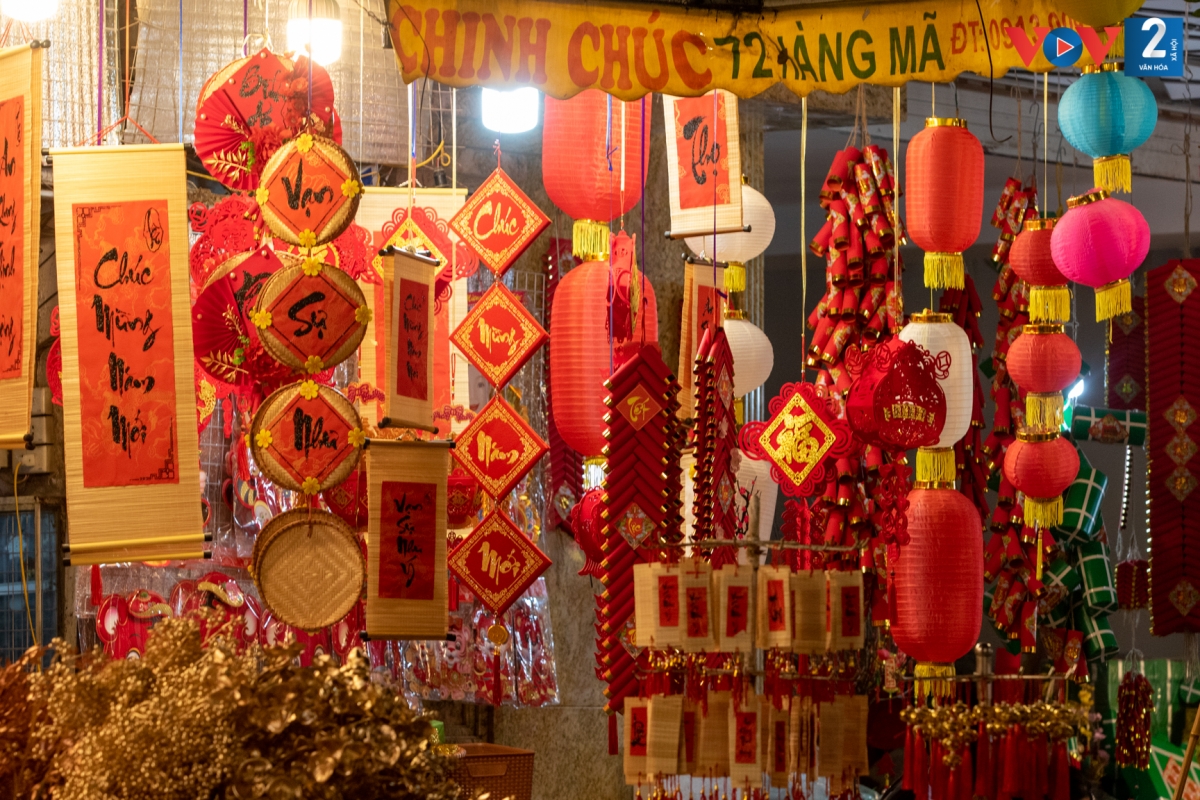 Đồ trang trí đón Xuân Nhâm Dần đa dạng cả mẫu mã lẫn kiểu dáng. Vẫn như mọi năm, câu đối đỏ là mặt hàng được lựa chọn nhiều nhất.