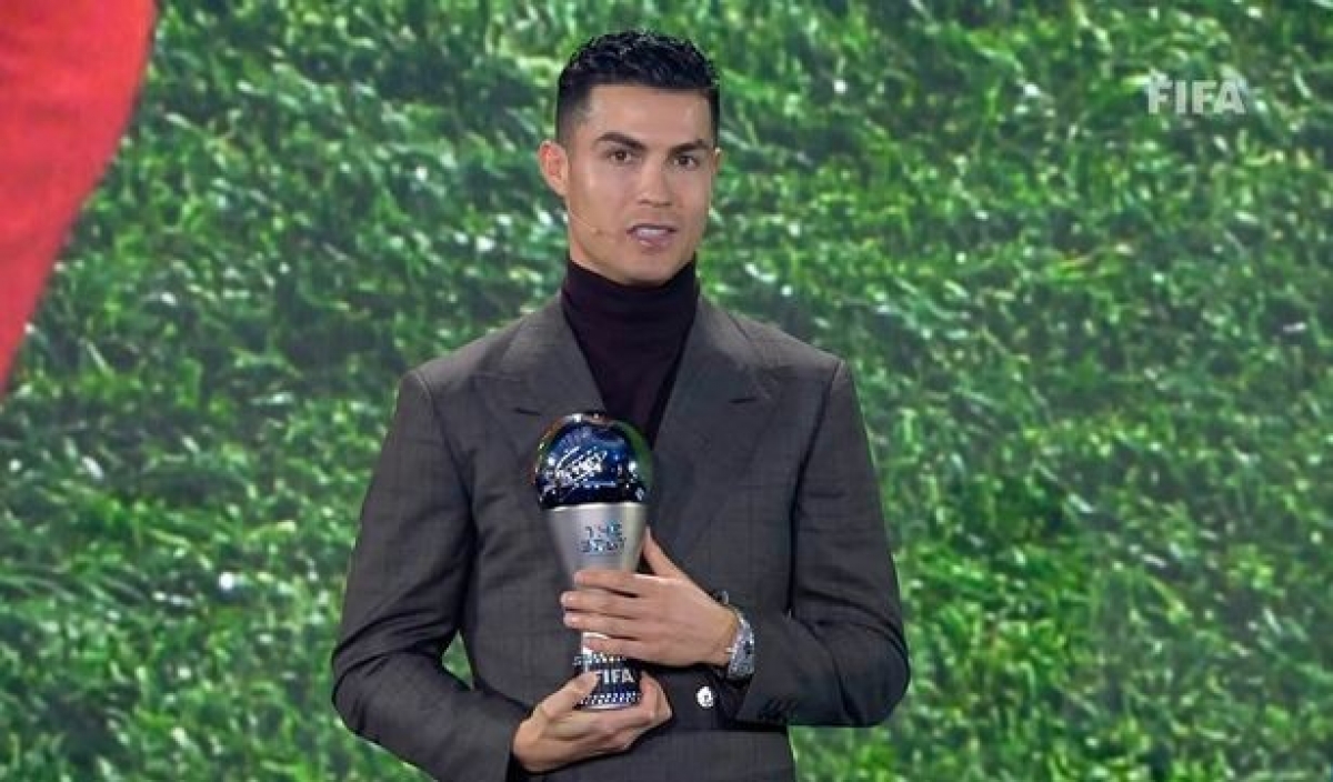 Cristiano Ronaldo nhận giải thưởng mới mang tên "Special Award"