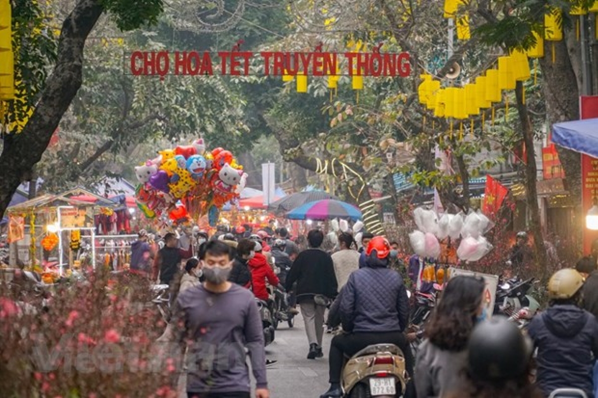 Dù Hà Nội có rất nhiều chợ hoa nổi tiếng khác nhau, song với những ai thích hoài niệm một cái Tết xưa thì chợ hoa phố cổ Hàng Lược vẫn là điểm mua sắm không thể bỏ qua trong những ngày giáp Tết. (Ảnh: Internet)