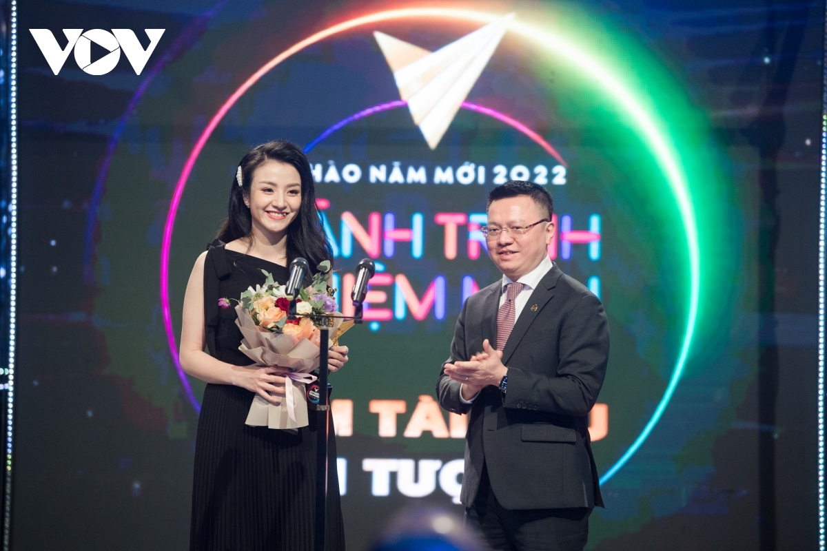 Ông Lê Quốc Minh, Ủy viên TW Đảng, Phó trưởng ban Tuyên giáo TW, Tổng biên tập báo Nhân dân trao giải Phim tài liệu ấn tượng cho đại diện ê-kíp phim Hoà hợp dân tộc - Chuyện chưa kể