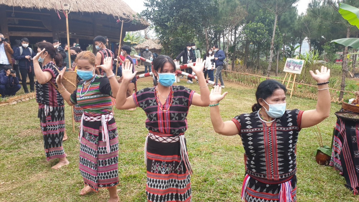 Sau một mùa lúa mới, lễ hội A Da đẹp đẽ ấm áp tình người lại nở rộ vui tươi, rộn ràng trong khắp bản làng của các dân tộc anh em Pa Cô, Tà Ôi, Cơ Tu, Pa Hy đang sinh sống trên miền rừng xanh của Miền tây Thừa Thiên Huế, trên mảnh đất A Lưới.