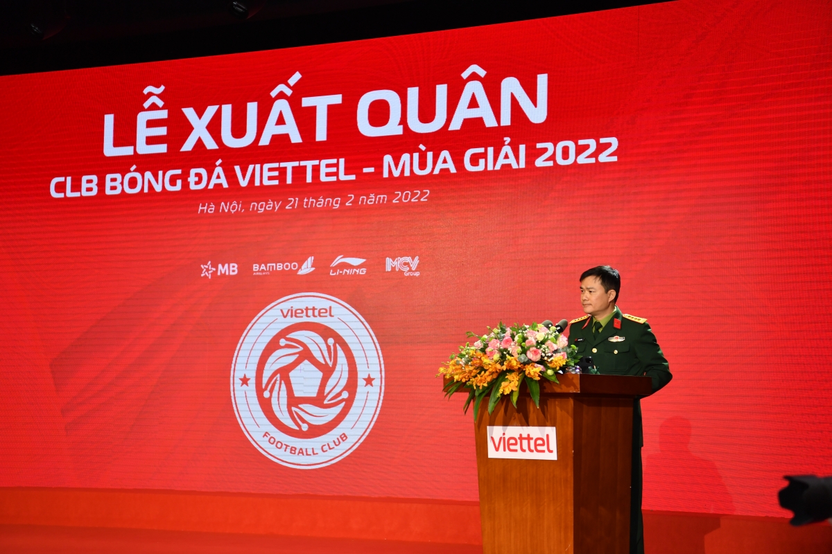 Đại tá Tào Đức Thắng - Chủ tịch kiêm TGĐ Tập đoàn Công nghiệp Viễn thông Quân đội phát biểu tại lễ xuất quân của CLB Viettel