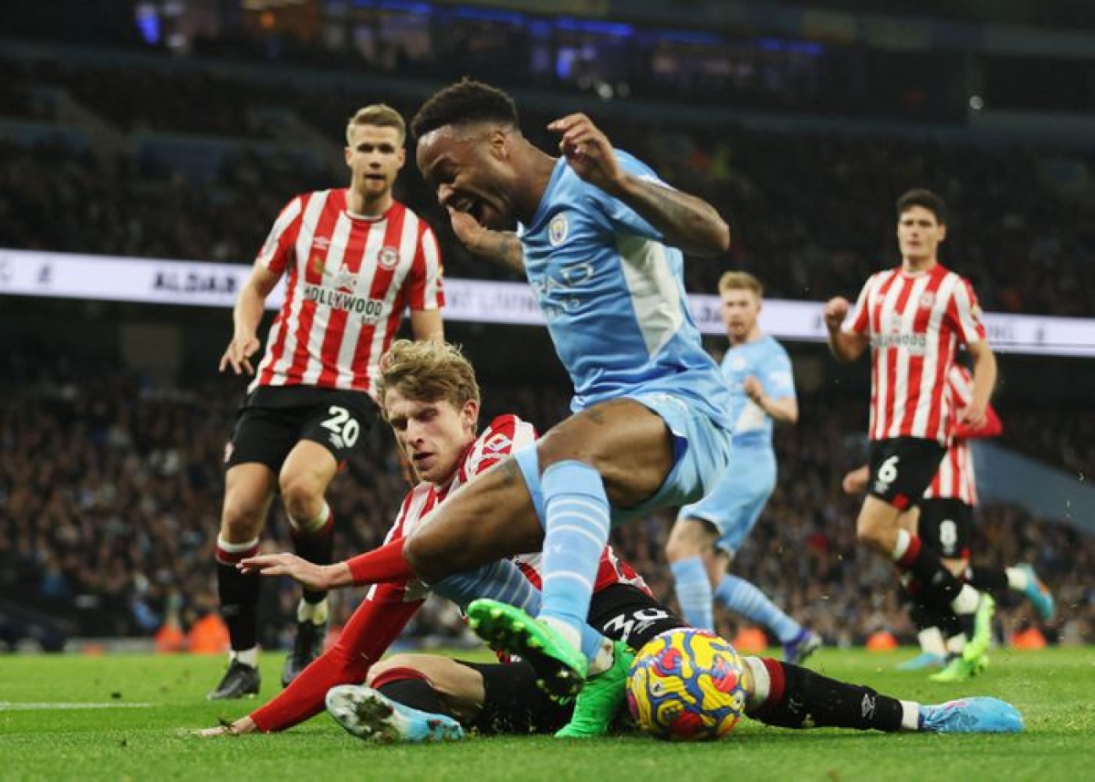 Raheem Sterling kiếm được quả phạt đền cho Man City (Ảnh: Internet)