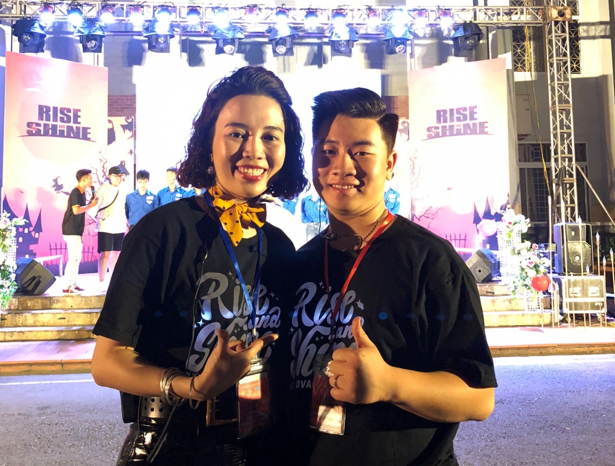 Cô Nguyễn Thị Huyền Trang bên cạnh học trò Hoàng Thanh Tùng