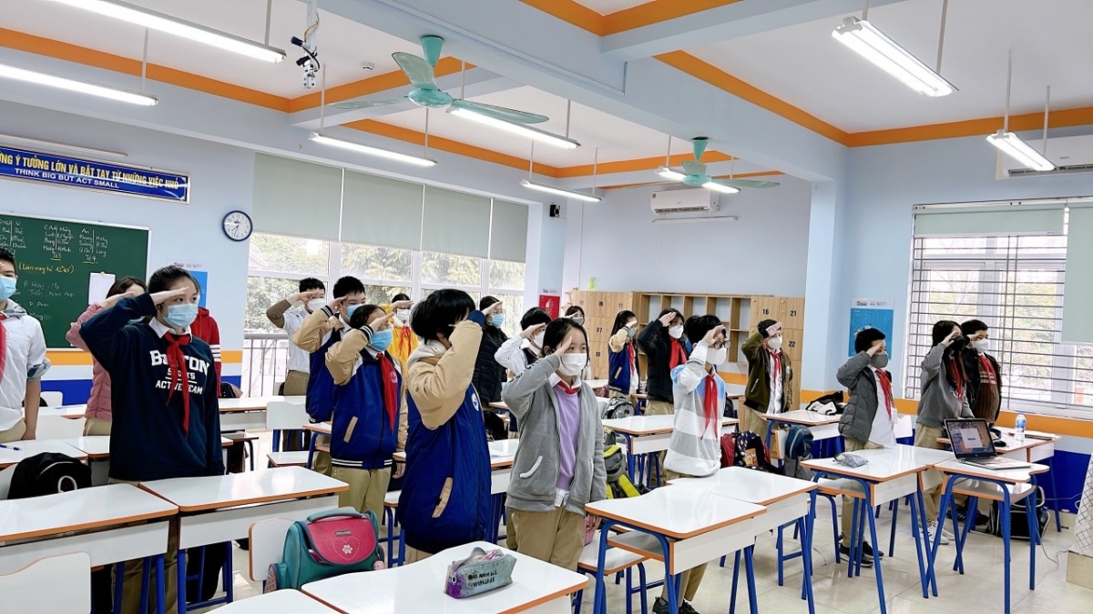 Học sinh trường THCS Nguyễn Du (Quận Nam Từ Liêm, Hà Nội) tổ chức lễ chào cờ tại lớp học