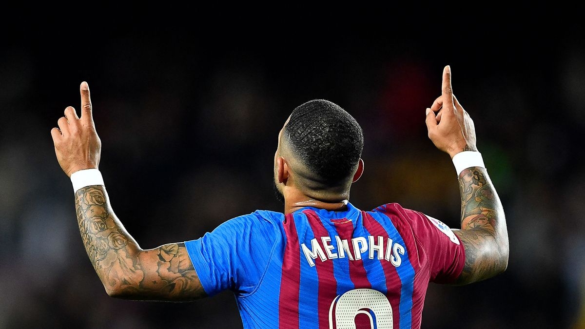 Depay ấn định chiến thắng 4-0 cho Barca (Ảnh: Internet)