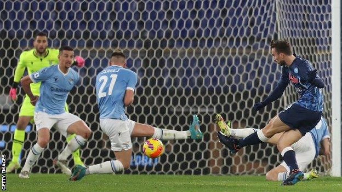 Pha lập công của Fabian Ruiz đưa Napoli lên đầu bảng Serie A (Ảnh: Getty Images)