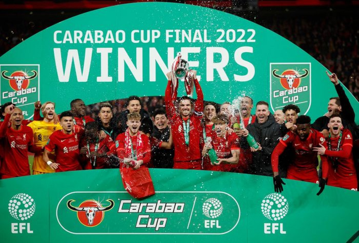 Các cầu thủ Liverpool ăn mừng chức vô địch cúp Liên đoàn Anh (Ảnh: Internet)