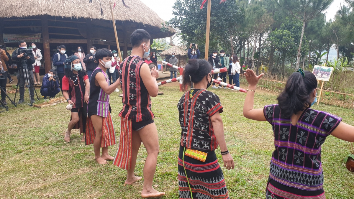  Đồng bào Tà Ôi năm nào cũng tổ chức lễ cúng A Da. Phong tục này đã được lưu truyền qua nhiều thế hệ và vẫn còn giữ nguyên bản sắc truyền thống của lễ hội.