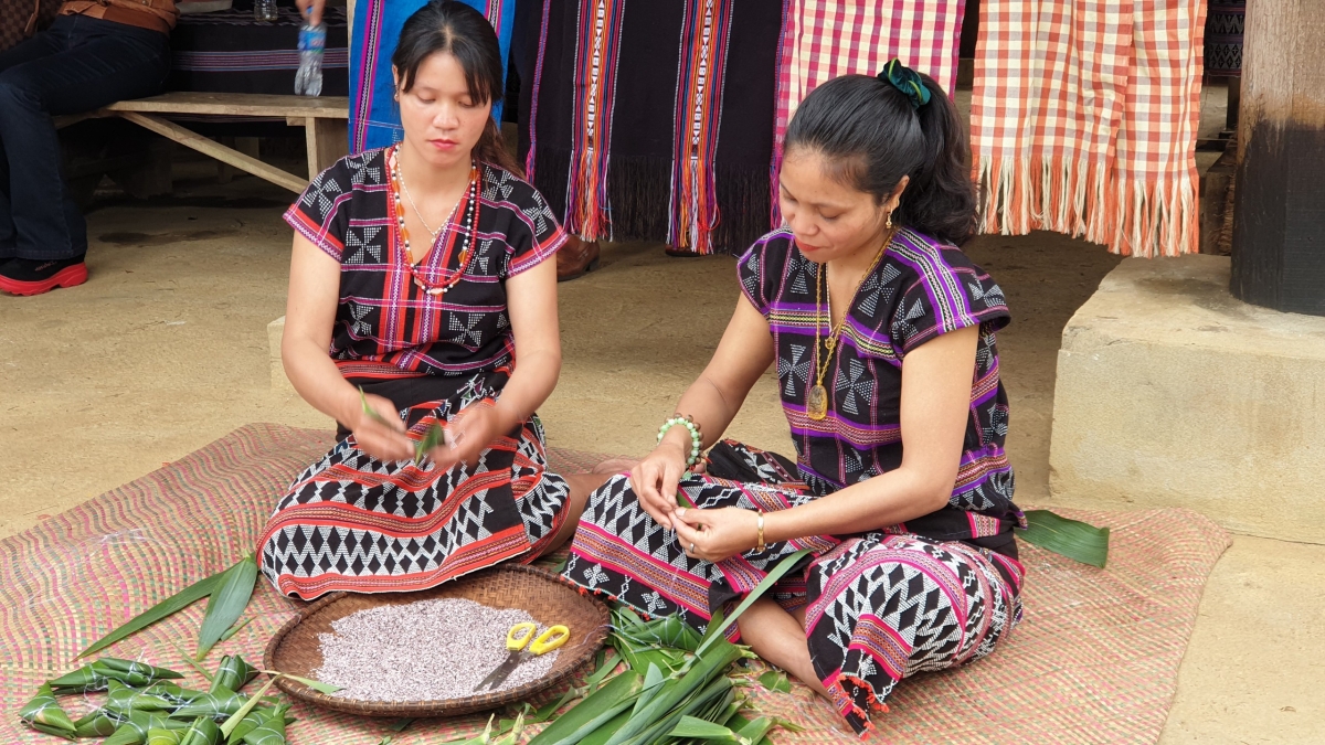 Đồng bào làm bánh tình yêu chuẩn bị để làm lễ 