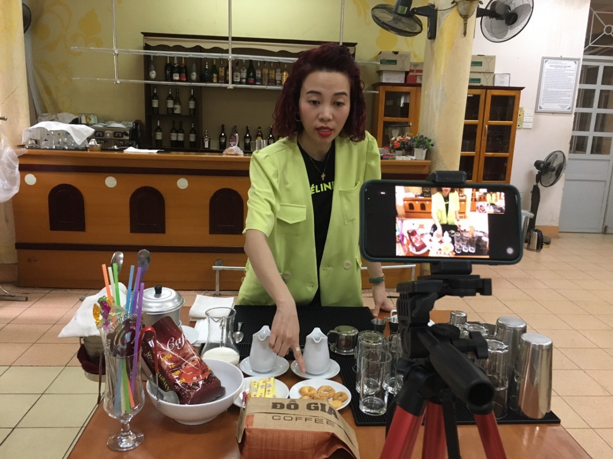 Cô Nguyễn Thị Huyền Trang dạy kỹ năng nghề trực tuyến
