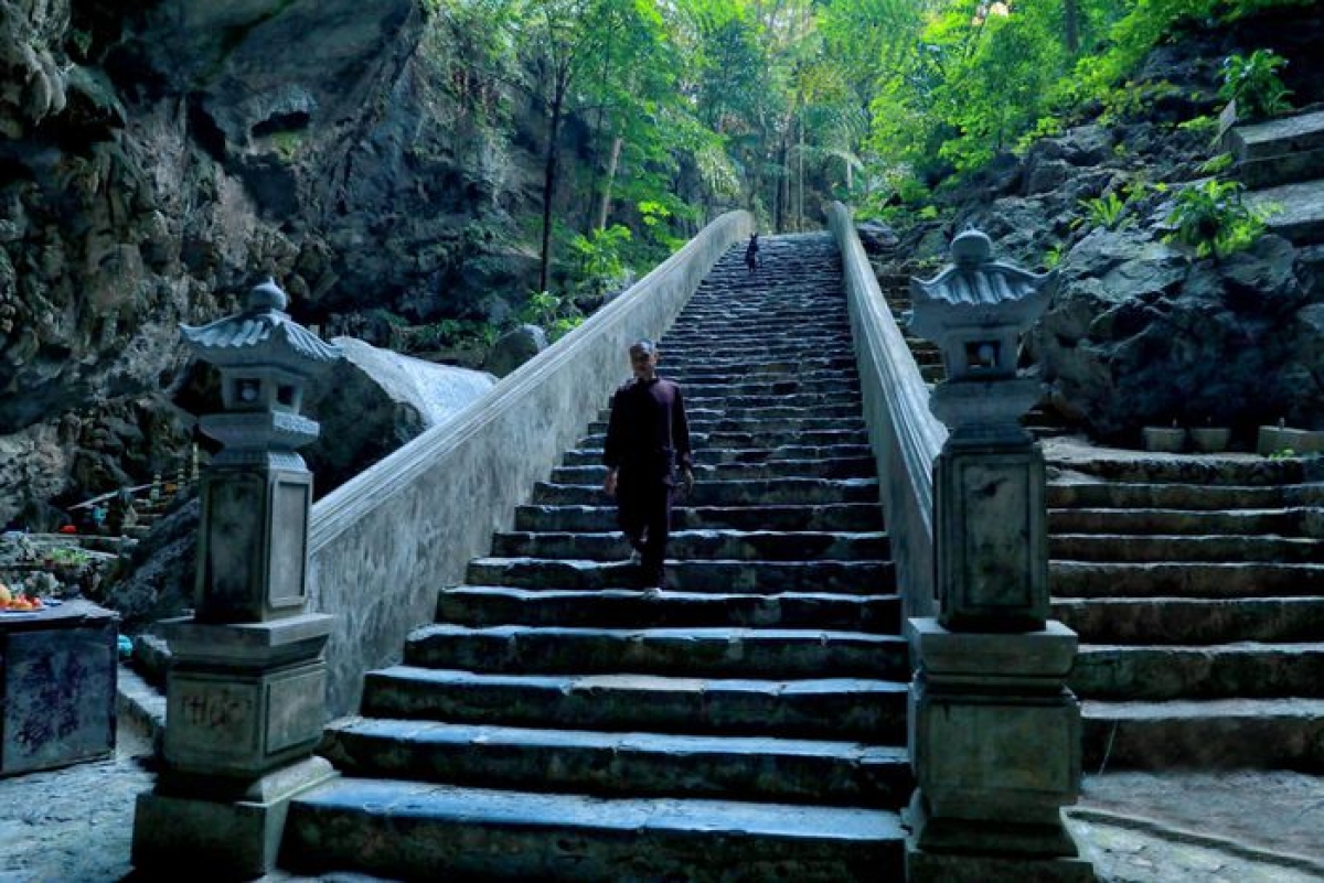 Thay vì vẻ đông đúc, ồn ào của chùa Hương vào mỗi dịp lễ hội, du khách thập phương được thưởng ngoạn một khung cảnh hoàn toàn khác biệt (Ảnh inernet)
 
