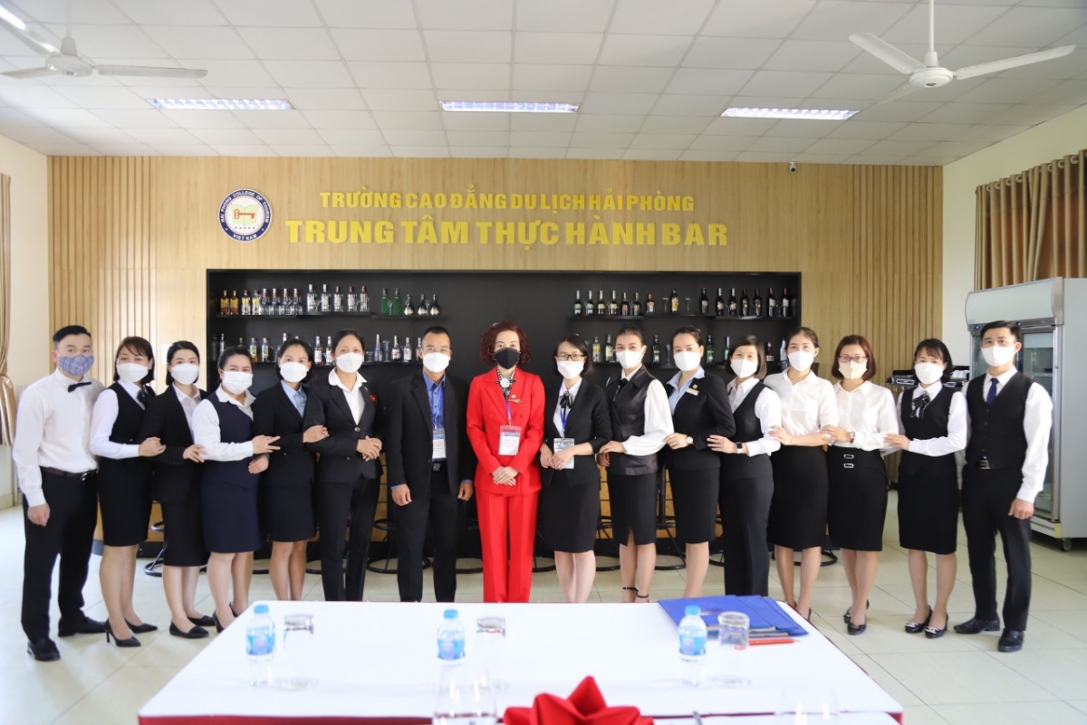 Đại sứ Kỹ năng nghề Nguyễn Thị Huyền Trang làm giám khảo tại một kỳ thi
Kỹ năng nghề
