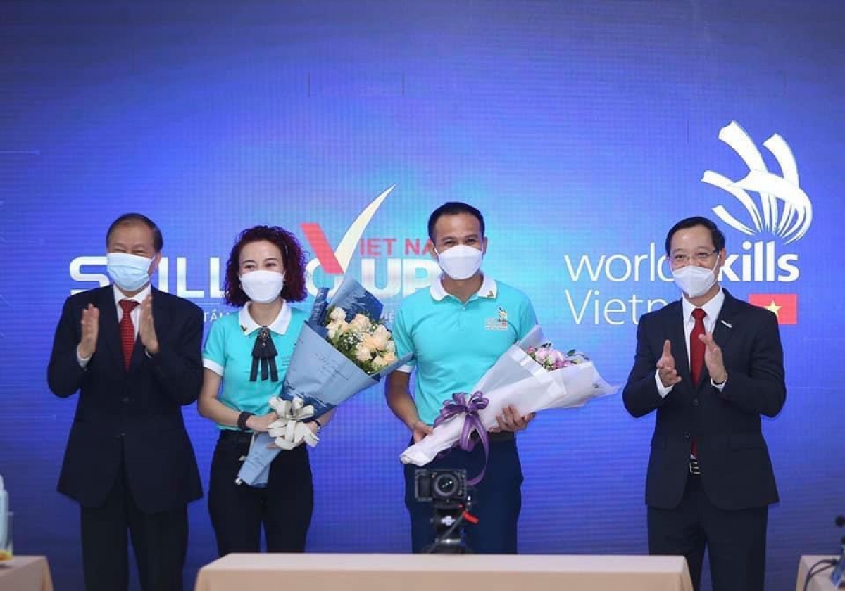 Năm 2021, cô Nguyễn Thị Huyền Trang (đứng thứ hai từ phía trái sang) được Tổng cục giáo dục nghề nghiệp (Bộ Lao động-Thương binh và Xã hội) bổ nhiệm là Đại sứ Kỹ năng nghề Việt Nam.