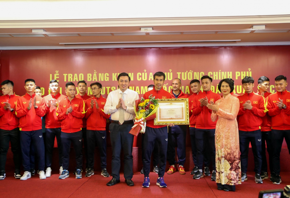 HLV trưởng Phạm Minh Giang vinh dự nhận Bằng khen của Thủ tướng Chính phủ.