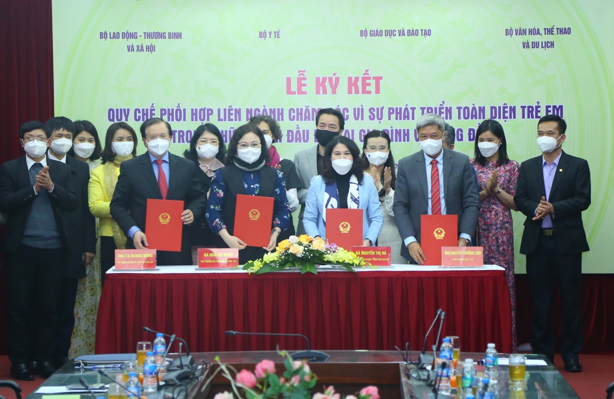 Đại diện lãnh đạo bốn Bộ ký Quy chế phối hợp chăm sóc toàn diện trẻ em những năm đầu đời