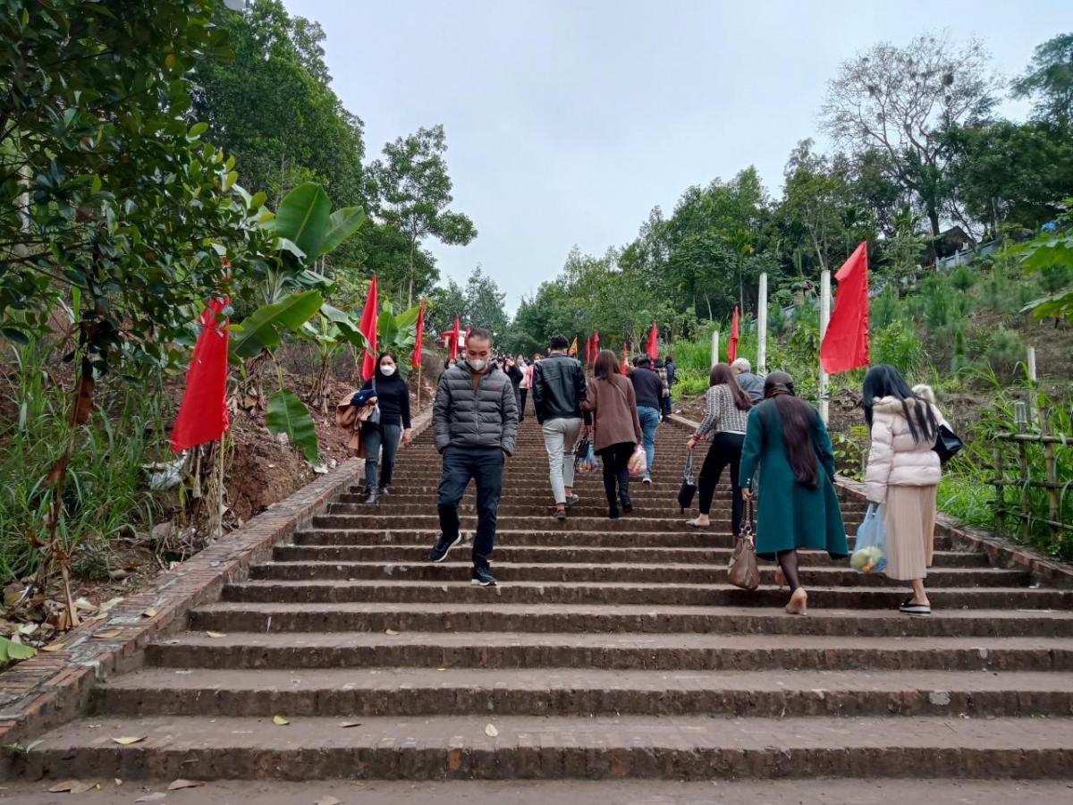 Lối lên đền Công Đồng.