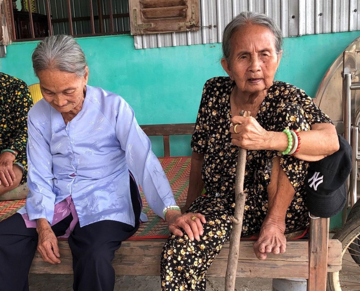 Dù tuổi đã cao nhưng tình cảm hai cụ dành cho nhau luôn vẹn tròn.