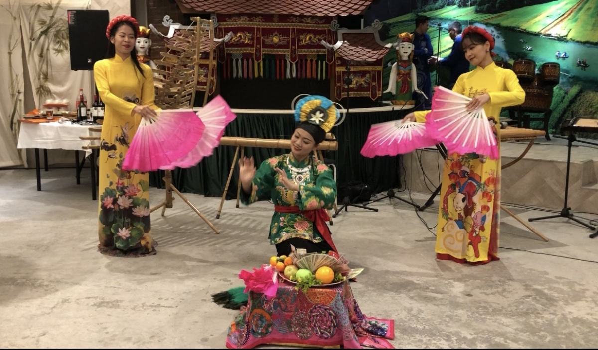 Tái hiện giá đồng “Cô đôi thuợng ngàn” - một nghi thức hành lễ đạo Mẫu (thuộc Thực hành tín ngưỡng thờ Mẫu Tam phủ của người Việt được UNESCO công nhận là Di sản văn hóa phi vật thể đại diện của nhân loại).