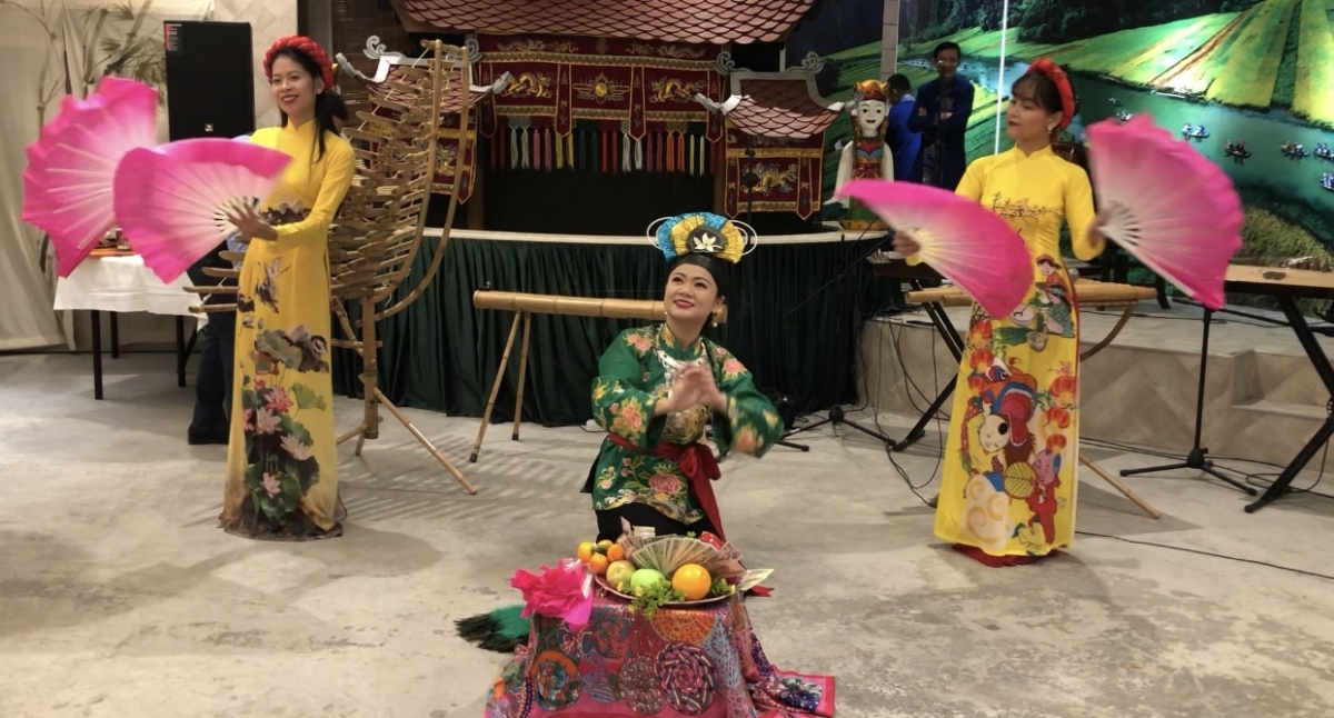 Nghệ sĩ Phạm Thị Ngọc Hạnh tái hiện lại hình ảnh Mẫu thượng ngàn, gây ấn tượng mạnh đối với người tham dự.