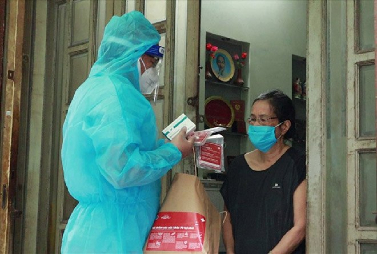 Nhân viên y tế phát thuốc Molnupiravir cho F0 nhẹ và không triệu chứng