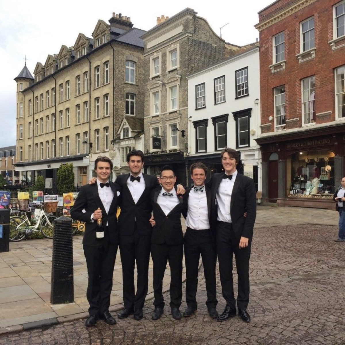 Lê Duy Anh và các bạn ở ĐH Cambridge
