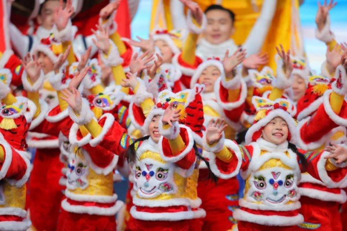 Các em nhỏ tham gia biểu diễn tại chương trình khai mạc