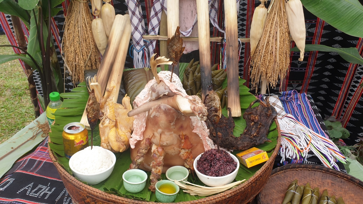 Già làng sẽ quy định số lượng lễ vật cúng cho từng hộ gia đình. Mâm cúng thường có các lễ vật: Cơm lam nướng ống, chuột rừng nướng ống, cá suối nướng ống, gà, trứng gà, lợn, bánh giã nếp, A Quát, rượu cần, rượu đoác…
 